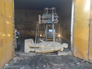 Jeseník nechal převézt sochu Rudoarmějce do muzea v České Vsi