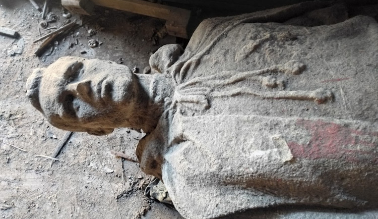 Jeseník nechal převézt sochu Rudoarmějce do muzea v České Vsi