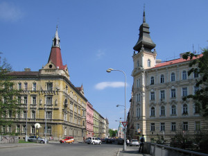 Zbourání nárožní věže na historickém domě v Olomouci vzbudilo kritiku