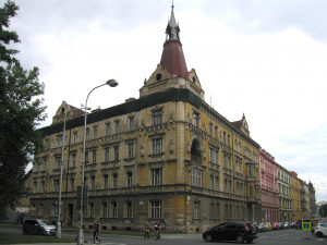 Zbourání nárožní věže na historickém domě v Olomouci vzbudilo kritiku