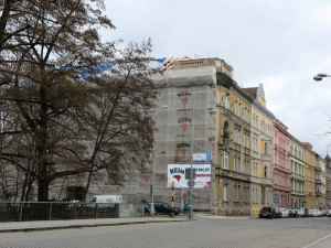 Zbourání nárožní věže na historickém domě v Olomouci vzbudilo kritiku