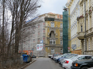 Zbourání nárožní věže na historickém domě v Olomouci vzbudilo kritiku