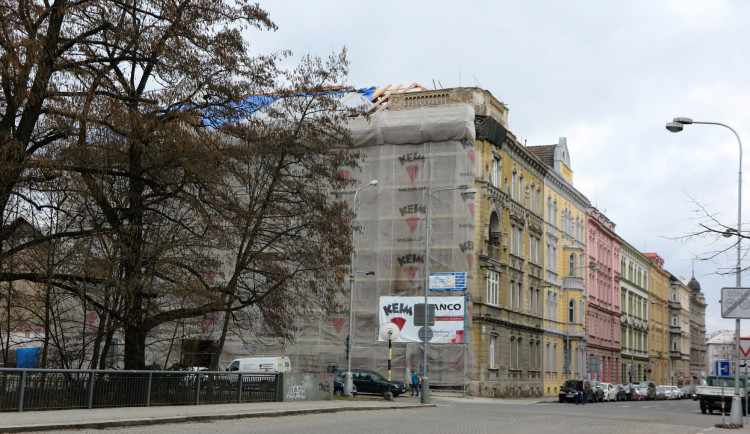 Zbourání nárožní věže na historickém domě v Olomouci vzbudilo kritiku
