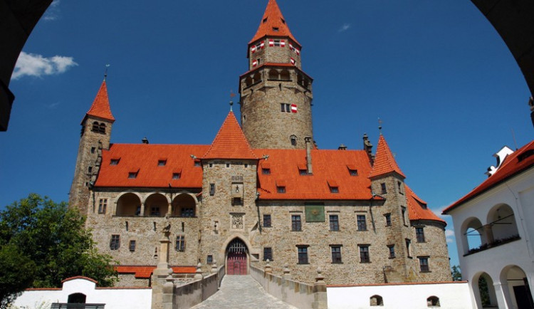 Bouzov chce již v pondělí otevřít průvodcovskou trasu hradními příkopy