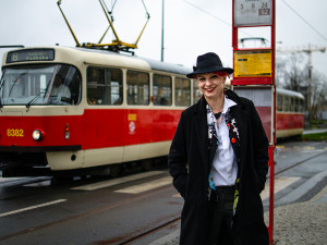 Karolína se narodila ve Šternberku. Dnes řídí tramvaje v Praze a je z ní celebrita mezi tramvajáky