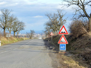 Zničená silnice na Ohrozimském kopci se dočkala provizorních záplat