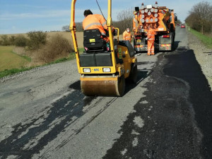 Zničená silnice na Ohrozimském kopci se dočkala provizorních záplat