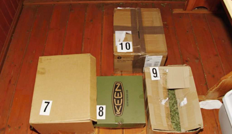 Policie našla v bytě v Hranicích krabice se třemi kilogramy marihuany