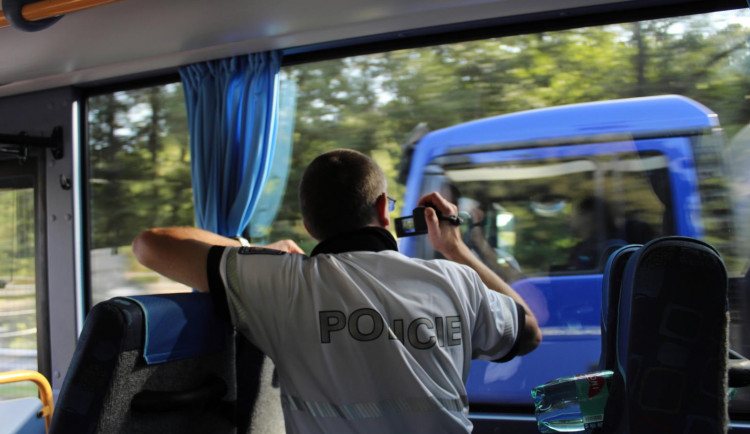 Policejní kontroly odhalily desítky přestupků. Nejčastěji šlo o řidiče bez pásů a s telefonem