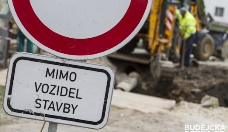Silnice plné děr a výtluků. Česká Lípa se pustila do jejich odstranění