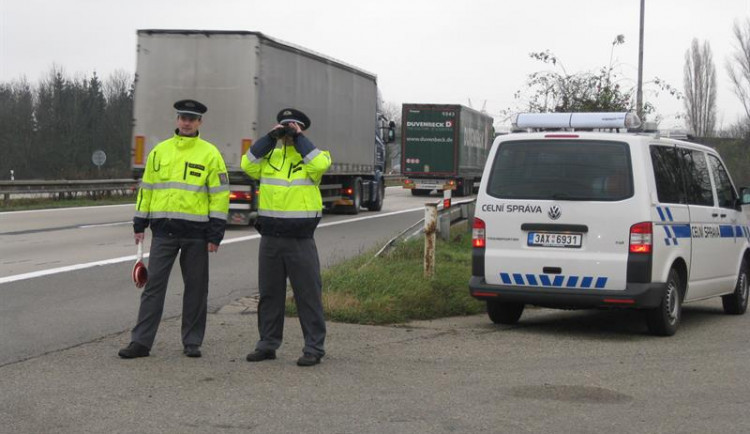 Celníci našli v dodávce na dálnici motocykly ukradené v Rakousku