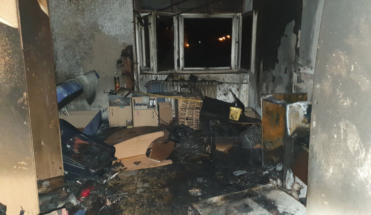 Hasiči při požáru v ubytovně v Zábřehu zachraňovali člověka ze střechy