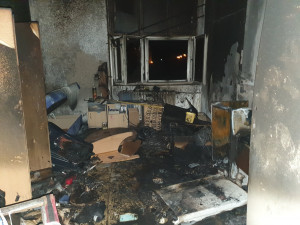 Hasiči při požáru v ubytovně v Zábřehu zachraňovali člověka ze střechy