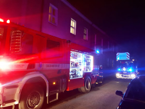 Hasiči při požáru v ubytovně v Zábřehu zachraňovali člověka ze střechy