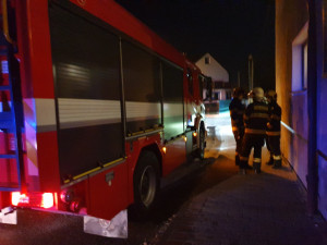 Hasiči při požáru v ubytovně v Zábřehu zachraňovali člověka ze střechy