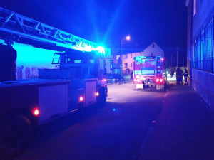 Hasiči při požáru v ubytovně v Zábřehu zachraňovali člověka ze střechy