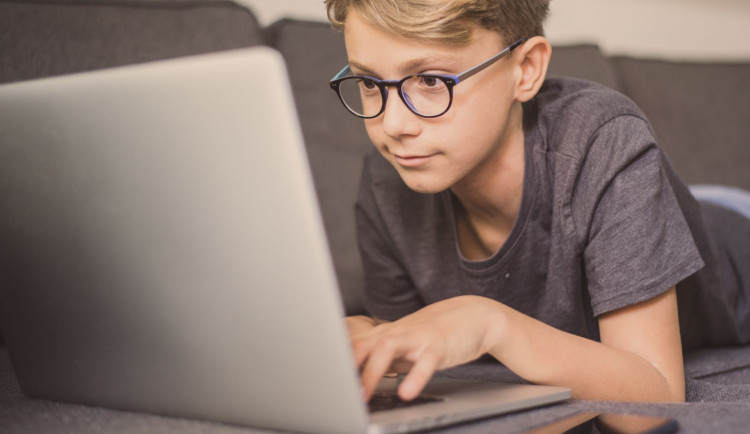 Učíme se online. Charita Olomouc vyhlásila sbírku PC vybavení pro rodiny a děti v nouzi