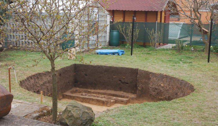 Při hloubení bazénu muž vykopal na zahradě kostru chlapce starou tisíc let