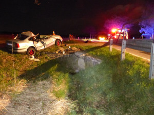 Na Jesenicku v noci zemřel řidič po nehodě osobního auta. Vyjel ze silnice