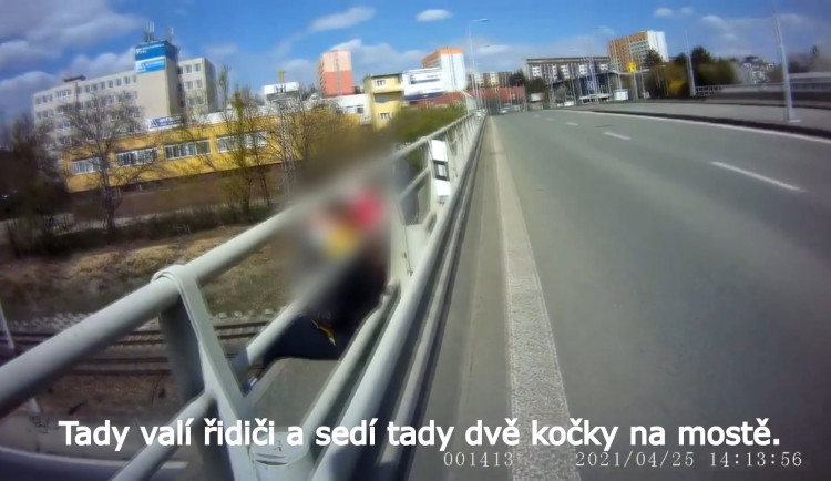 Třináctileté dívky si v Brně povídaly na okraji mostu pod rušnou křižovatkou
