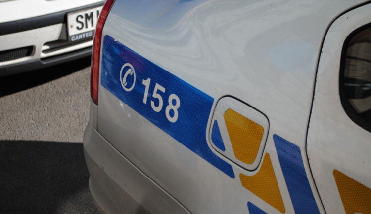Ženu, která přecházela silnici pár metrů od přechodu, srazilo u přehrady auto