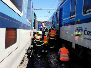 V Hoštejně na Šumpersku hořel vlak. Hasiči evakuovali téměř osmdesát lidí