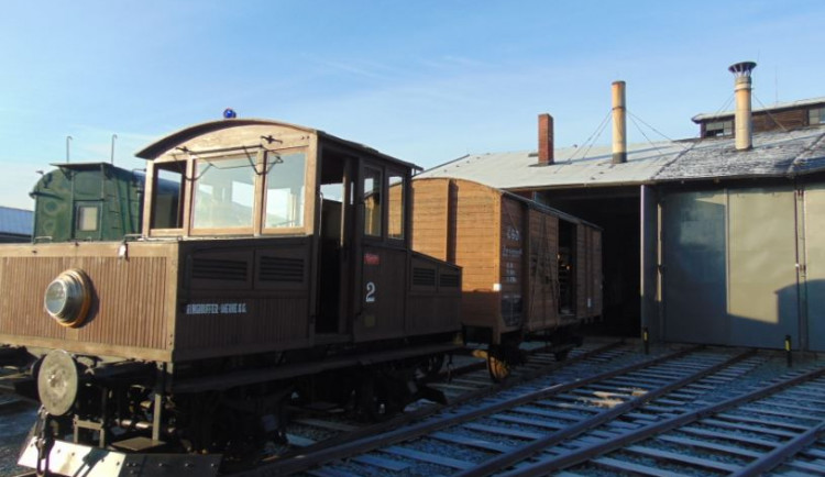 Zrekonstruovali ji, skoro 30 let se o ni starali. Teď muzeum v Jaroměři o historickou lokomotivu přijde