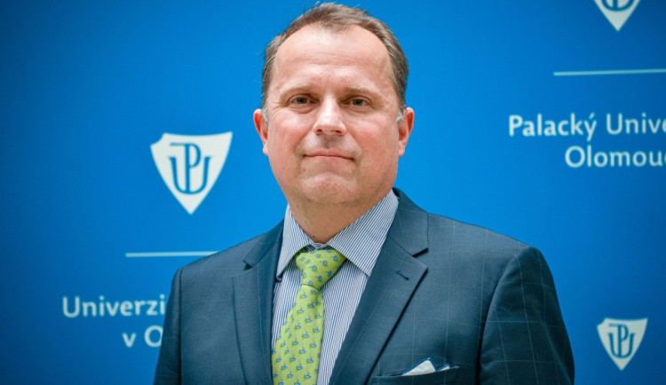 Nový rektor nastupuje na univerzitu s novým týmem. Jmenoval ho prezident