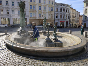Arionova kašna v centru Olomouce se po zimní pauze opět plní vodou