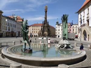 Arionova kašna v centru Olomouce se po zimní pauze opět plní vodou