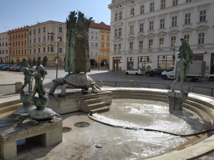 Arionova kašna v centru Olomouce se po zimní pauze opět plní vodou