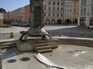 Arionova kašna v centru Olomouce se po zimní pauze opět plní vodou