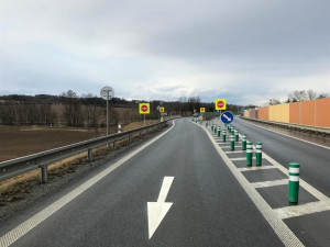 Nové značení na silnicích sníží riziko vjezdu aut do protisměru