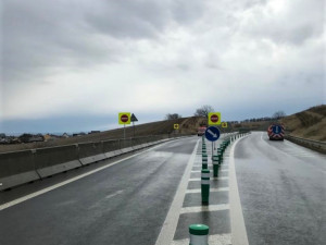 Nové značení na silnicích sníží riziko vjezdu aut do protisměru