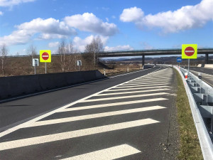 Nové značení na silnicích sníží riziko vjezdu aut do protisměru