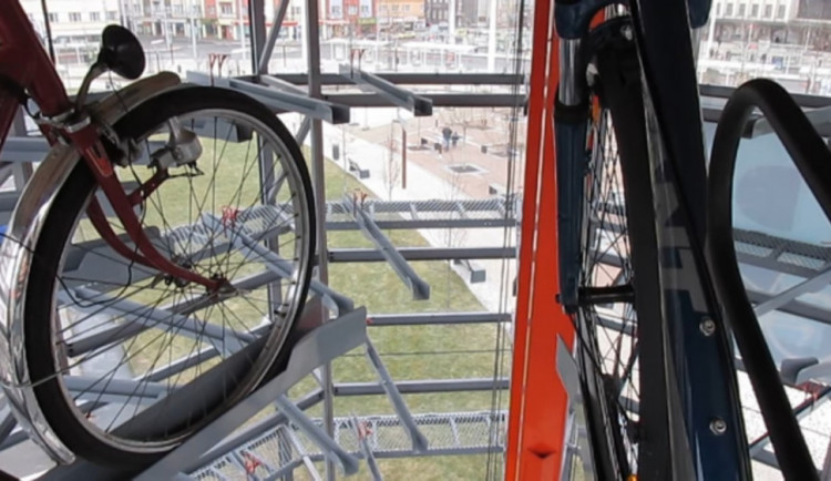 V Hranicích u nádraží se začala stavět cyklověž, stát bude 19 milionů Kč