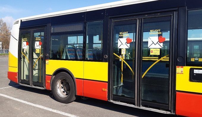 Do hradeckých ulic dnes vyrážejí MHD s láskyplnými vzkazy