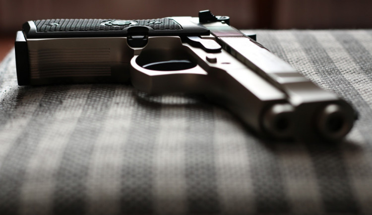 Opilý důchodce vytáhl na souseda zbraň, protože si s ním nechtěl povídat