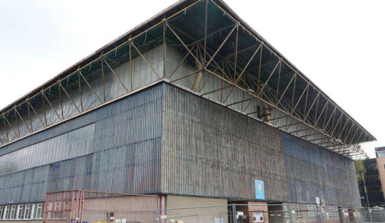 Oprava střechy zimního stadionu v Olomouci začala. Potrvá tři měsíce