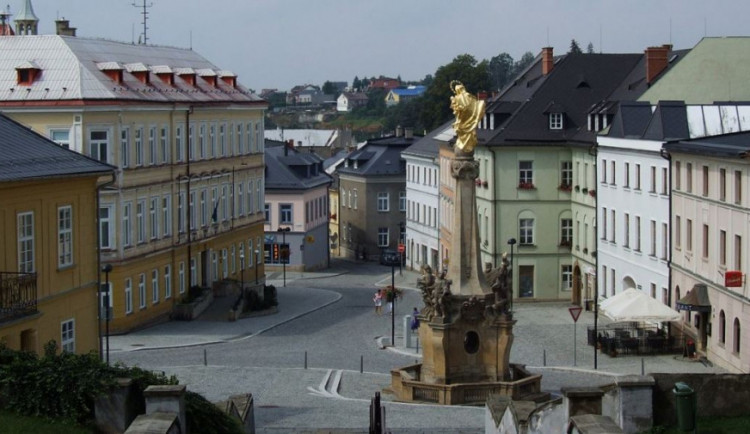 Kolem 1200 stran a 600 fotografií má rukopis dějin města Šternberka