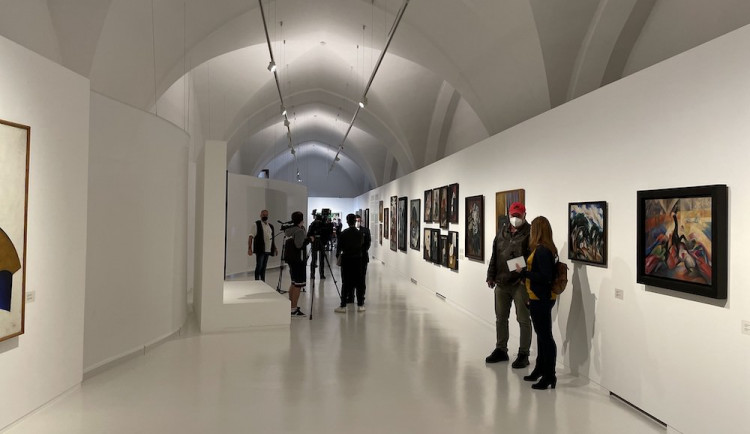 Alšova galerie dostala pro výstavu ruské avantgardy výjimku. Expozici může navštívit 25 osob za hodinu