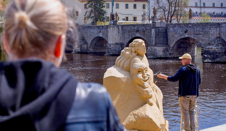 V Písku opět vzniká galerie pod širým nebem. Podívejte se, co zatím umělci vytvořili