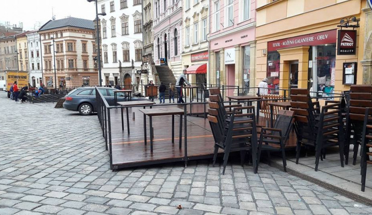 Na zahrádku restaurace bez testu? Obsluha vás nevyhodí, ale neobslouží, tvrdí ministr