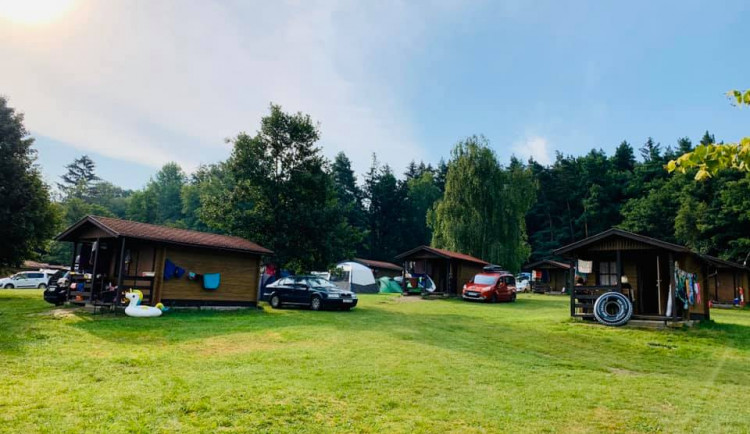 Krádeže v autokempech odstartovaly. Policisté radí, jak se v létě nestát obětí zlodějů