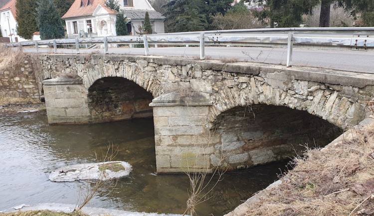 Kvůli rekonstrukci se uzavře památkově chráněný most ve Starých Dobrkovicích