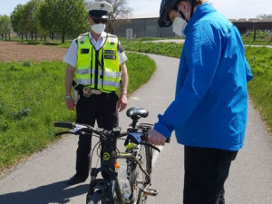 Cyklista bez přilby je devatenáctkrát blíž smrti. Policisté preventivně zastavovali cyklisty