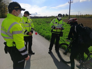 Cyklista bez přilby je devatenáctkrát blíž smrti. Policisté preventivně zastavovali cyklisty