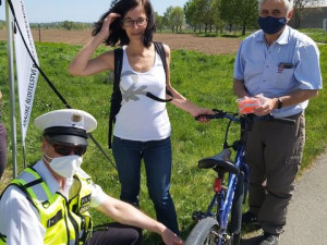 Cyklista bez přilby je devatenáctkrát blíž smrti. Policisté preventivně zastavovali cyklisty