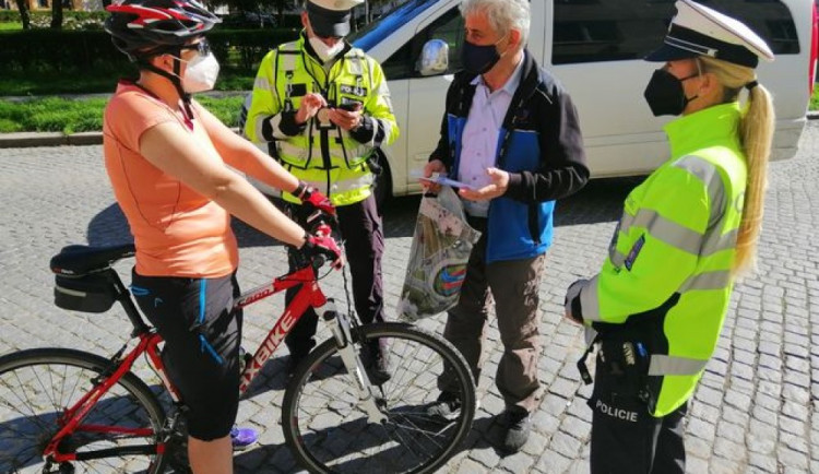 Cyklista bez přilby je devatenáctkrát blíž smrti. Policisté preventivně zastavovali cyklisty
