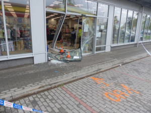 Seniorka vjela do prodejny. Na parkovišti nezvládla svůj automobil